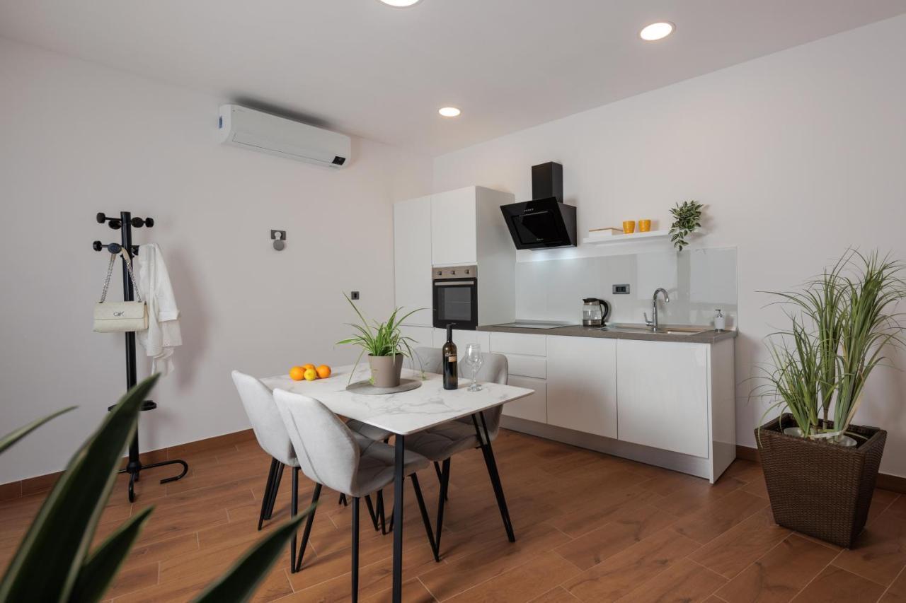 Terra 5 Deluxe Apartment On The Ground Floor With Private Parking Rijeka Extérieur photo